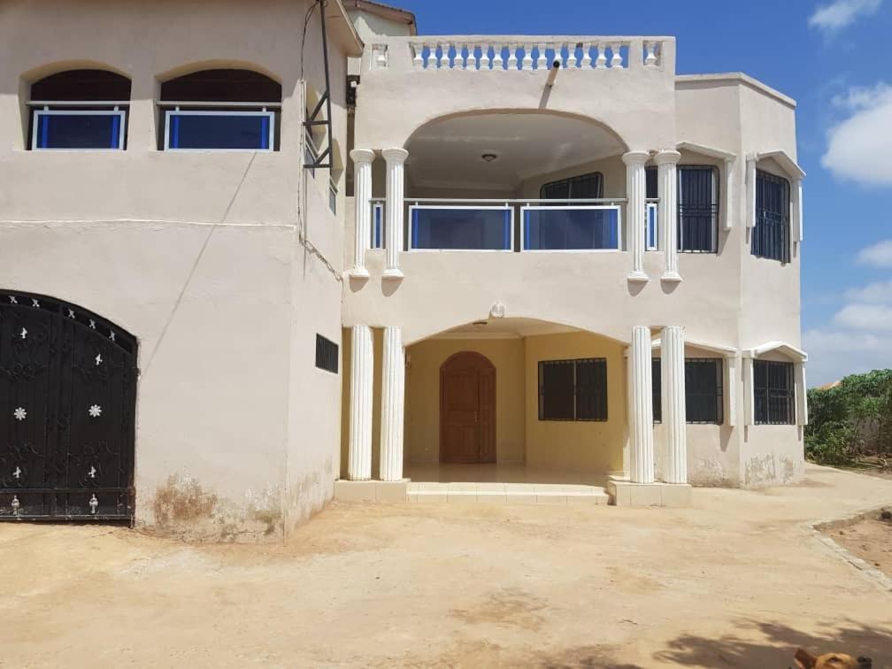 Touray Guest House Old Yundum Buitenkant foto
