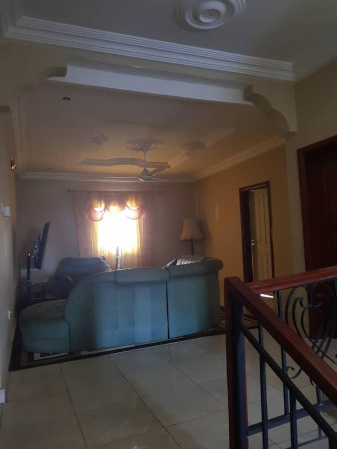 Touray Guest House Old Yundum Buitenkant foto